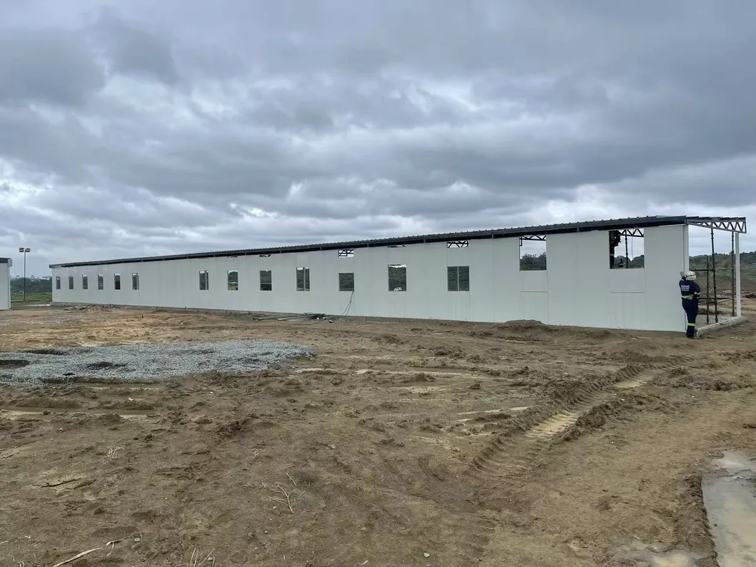 Casa prefabricada de acero modular con panel sándwich, diseño personalizado y económico para instalaciones temporales en sitios de construcción