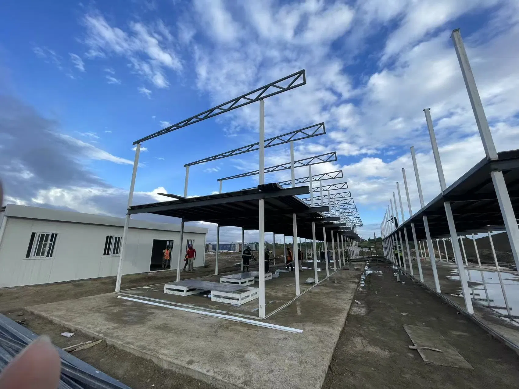 Casa prefabricada de acero modular con panel sándwich, diseño personalizado y económico para instalaciones temporales en sitios de construcción