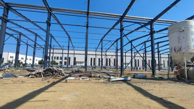 Diseño de edificio escolar y universitario de estructura de acero prefabricada de varios pisos con aulas modulares