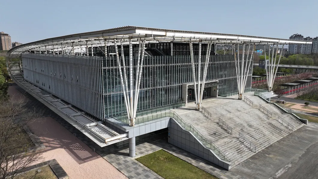 Biblioteca destacada estructura de acero
