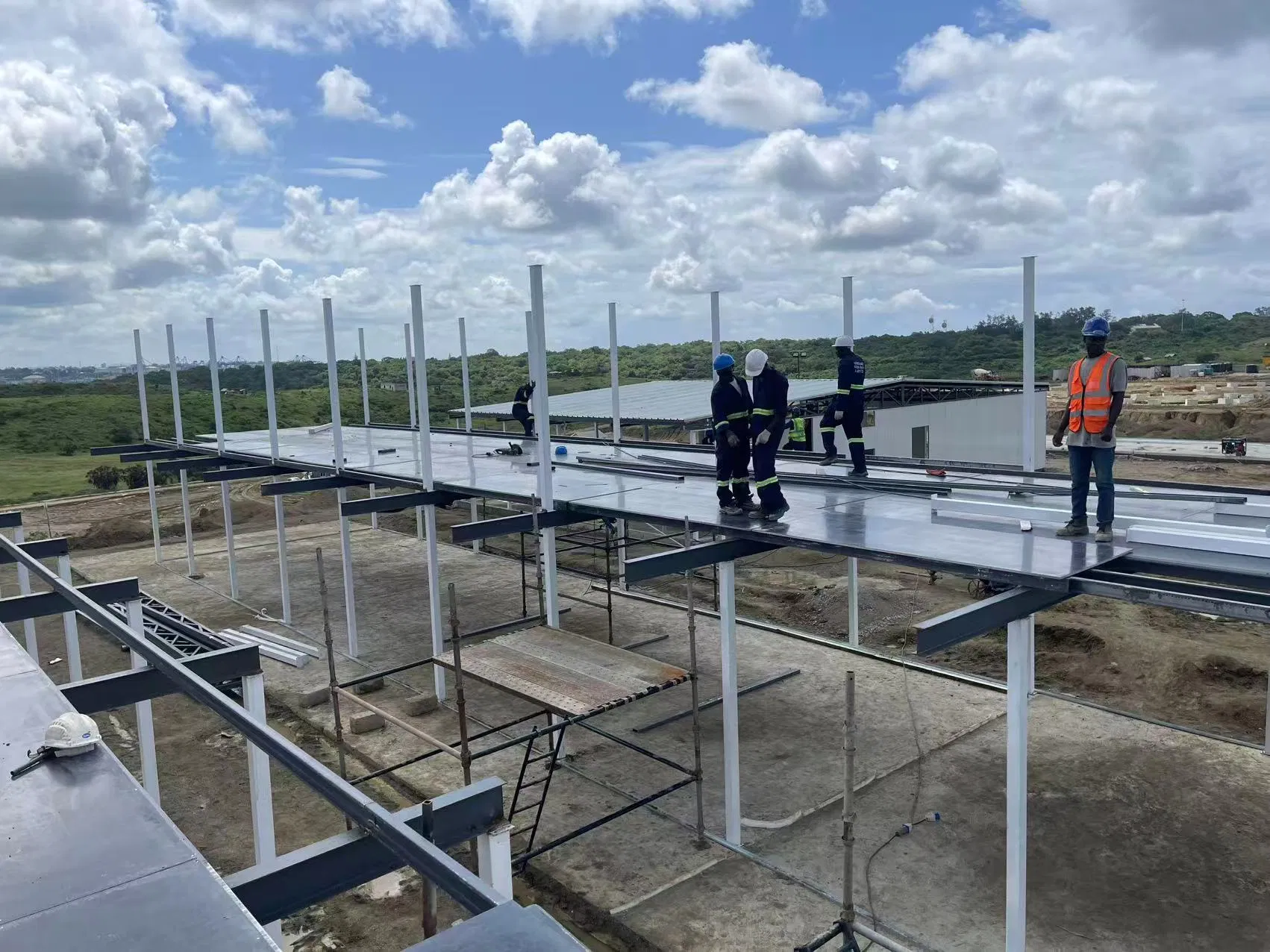 Casa prefabricada de acero modular con panel sándwich, diseño personalizado y económico para instalaciones temporales en sitios de construcción