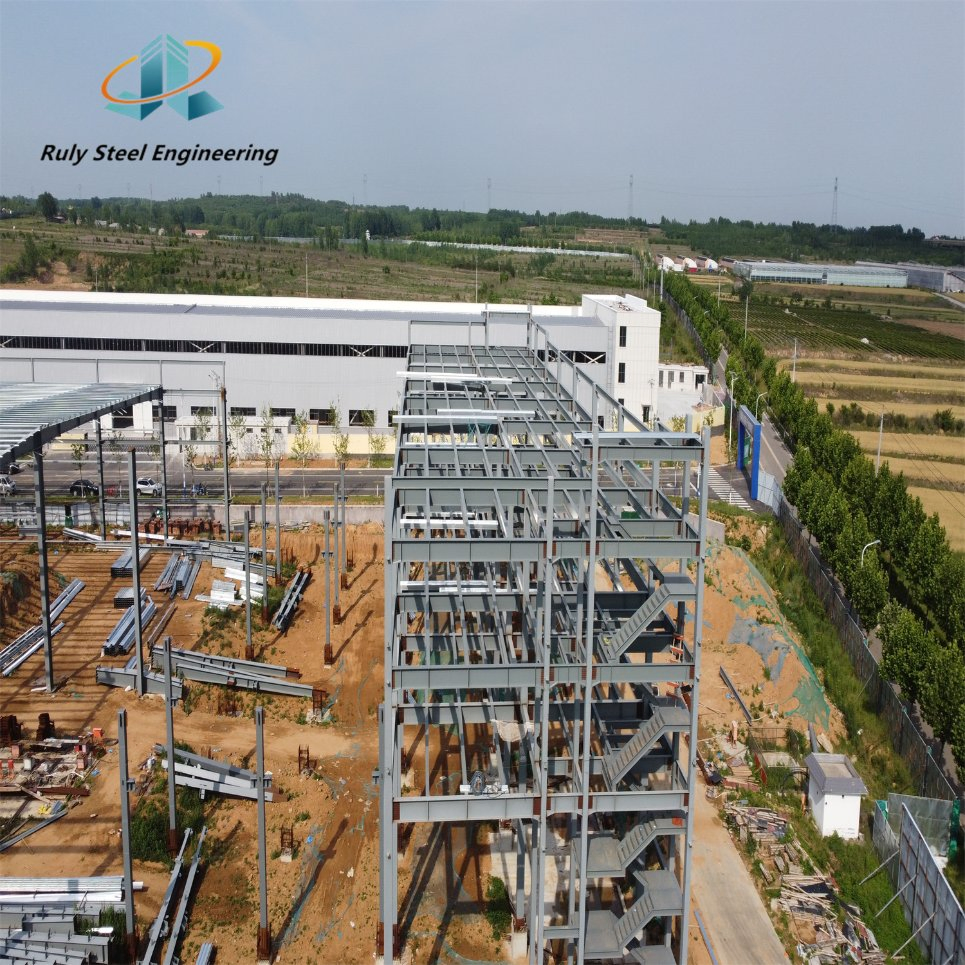 Construcción de Edificio de Estructura de Acero Prefabricado en Campus Escolar Educativo