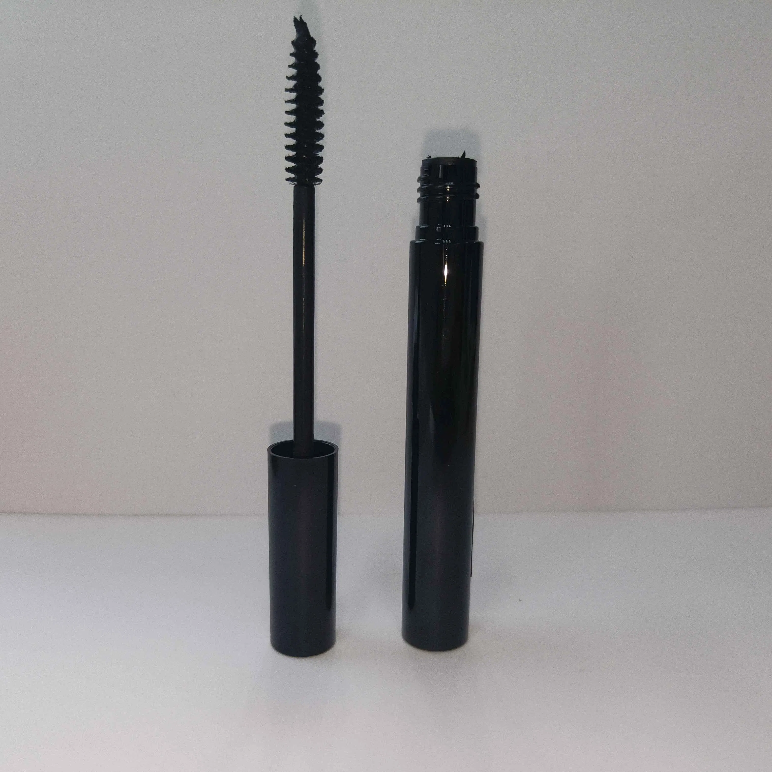 Long-Lasting Curling Mascara with Shimmer and Lash Growth