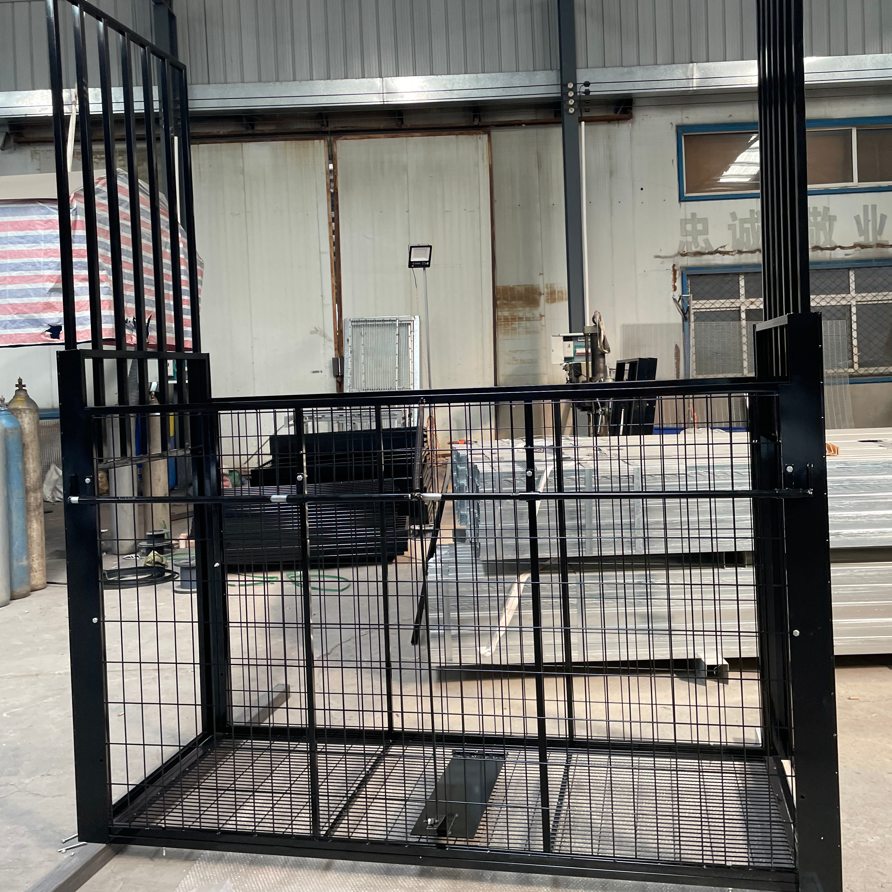 Large Size Metal Animal Friendly Capture Cage With Galvanized PVC Coating Eco-Friendly &amp; Easy Assembly For Outdoor Use