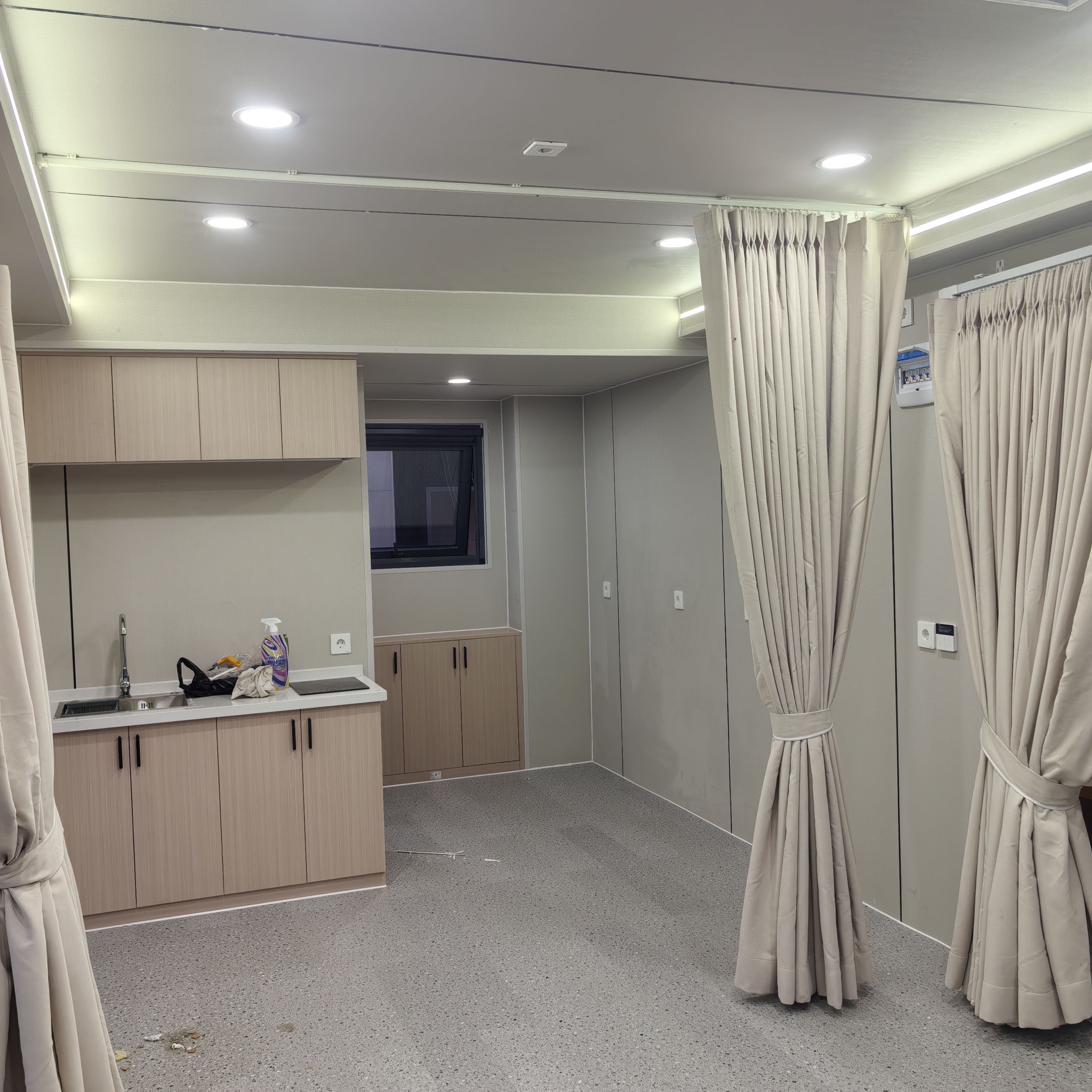 High Quality 20ft &amp; 40ft Hotel-Grade Mini Apple Cabin Steel Shipping Container House For Outdoor Office Use