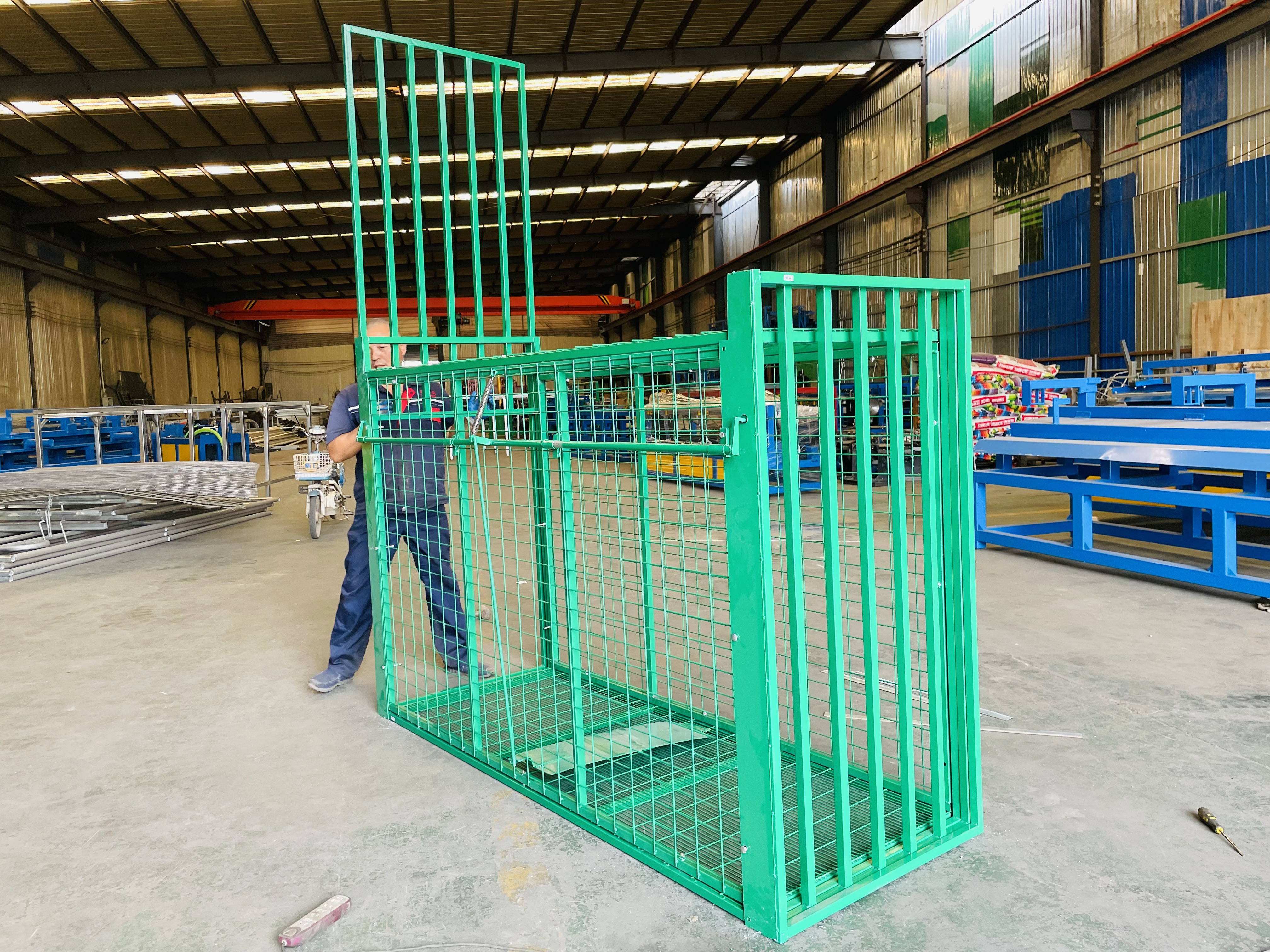 Large Size Metal Animal Friendly Capture Cage With Galvanized PVC Coating Eco-Friendly &amp; Easy Assembly For Outdoor Use