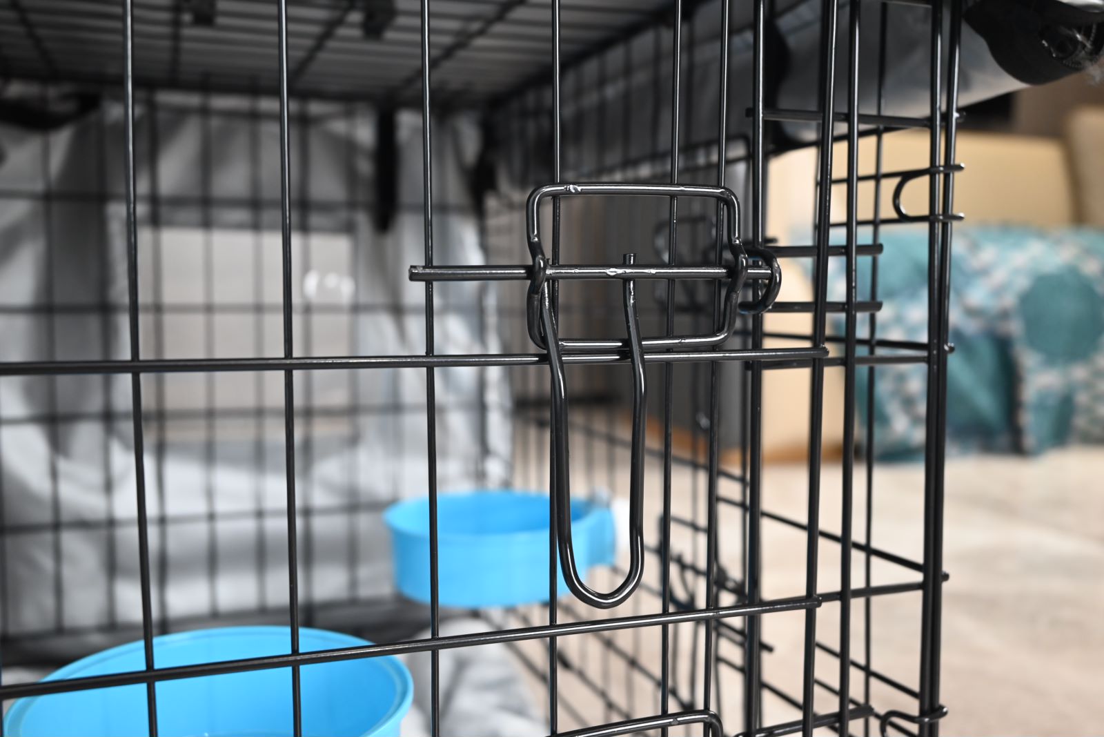 Competitive Price Portable Indoor Dog Kennel 24x17x19 Inch Metal Folding Dog Cage with Double Doors Easy-to-Assemble Breathable