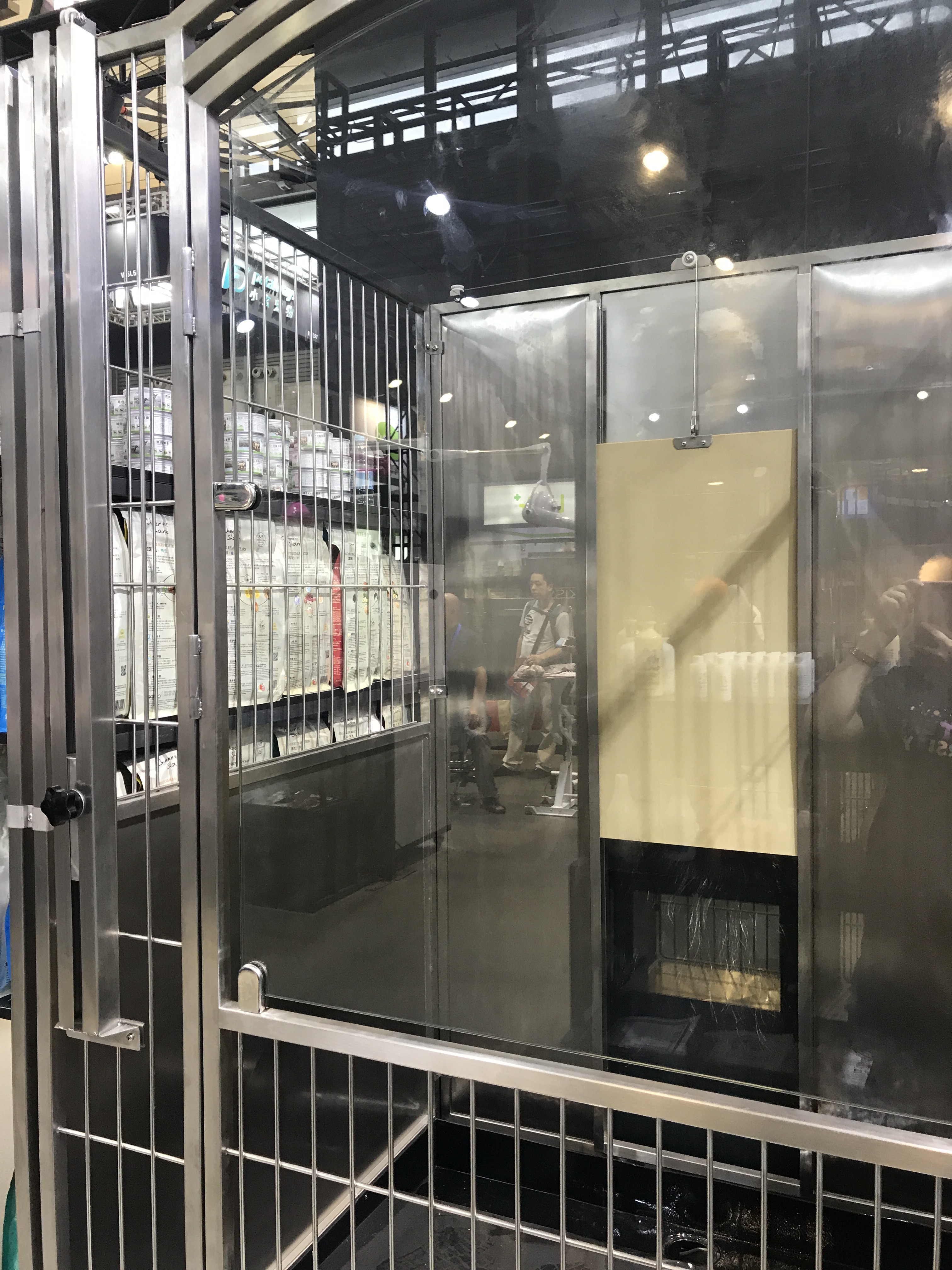 Walk-in Kennel with Guillotine Doors