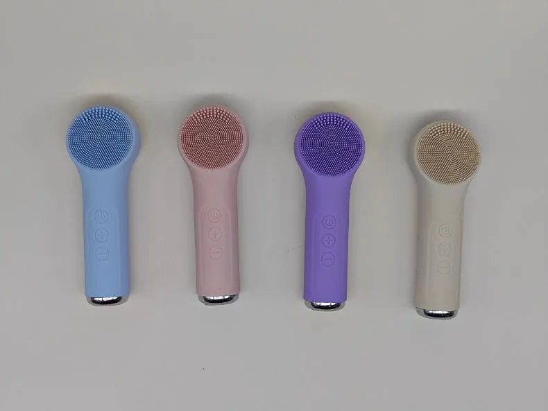 Facial Massager Face Cleaning Brush Skin Scrubber Silicone Electric Facial Cleansing Brush Waterproof Ipx7 with CE