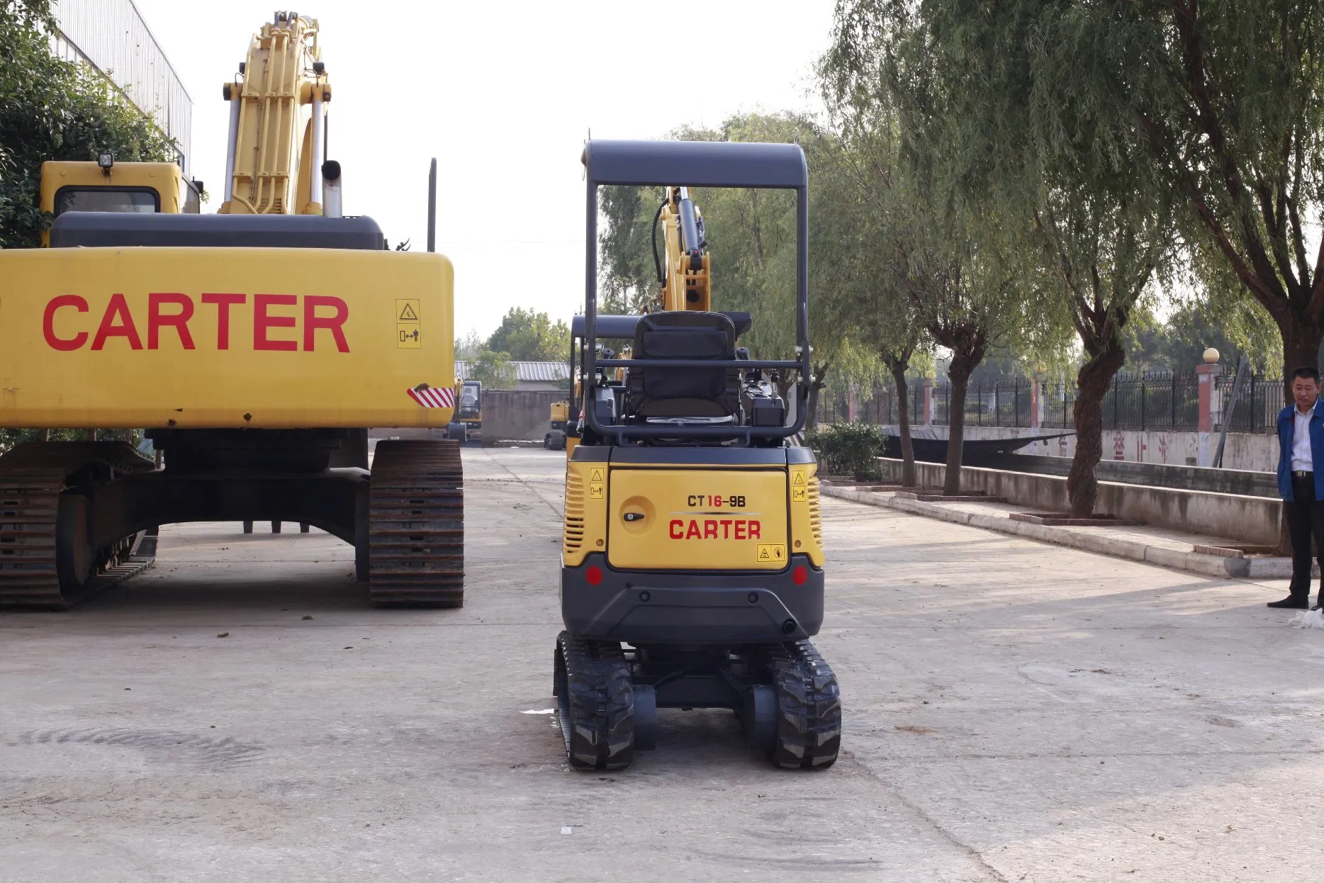 Versatile Mini Excavator with Retractable Chassis and Rubber Tracks