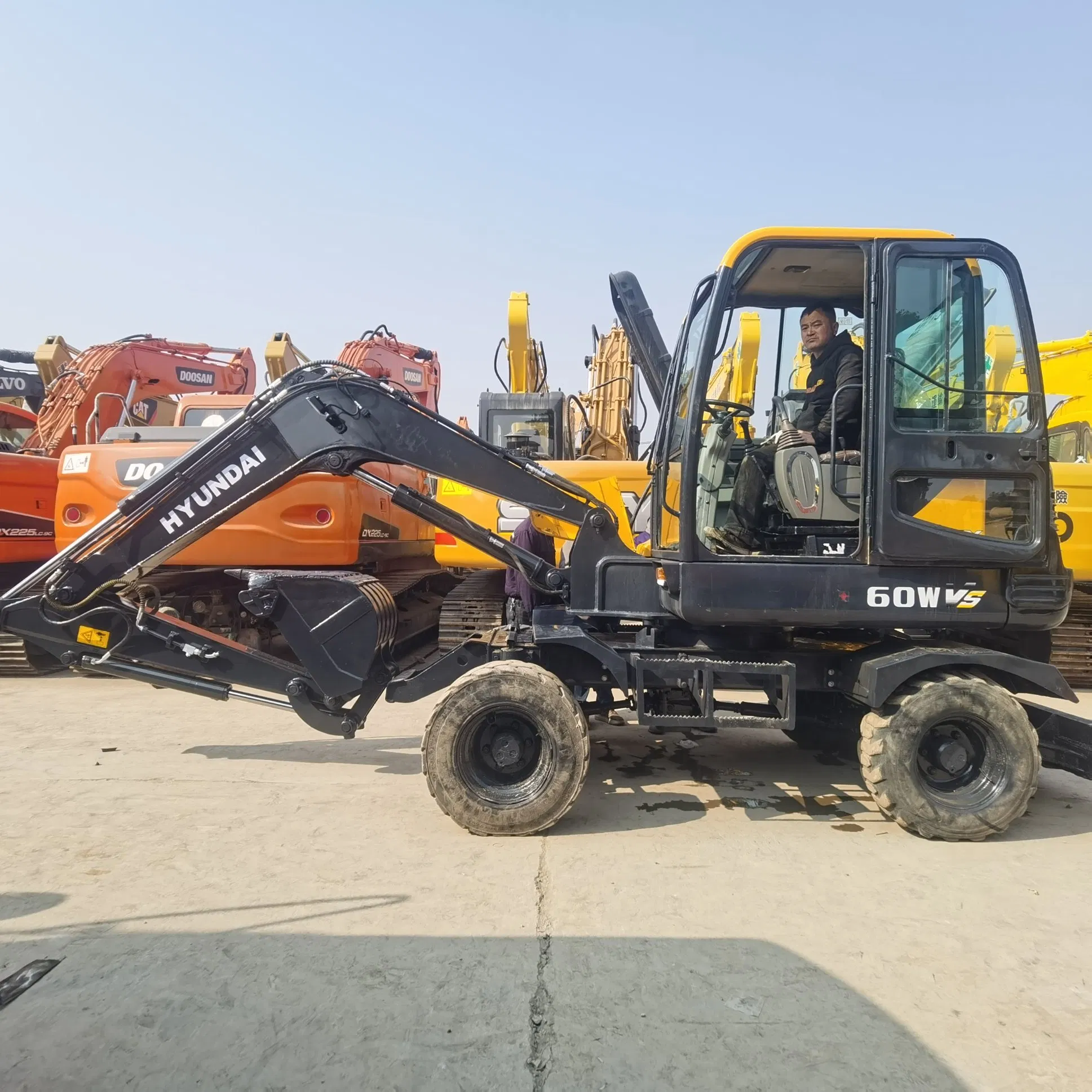 Used Hyundai Wheel Excavator Mini Wheeled Moving Digger R60W-7 Free Shipping for Sale