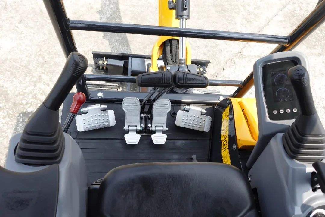 Yuchai U17 Zero Swing Tail Mini Excavator for Landscaping Work with Japan Kubota Engine and Low Fuel Consumption