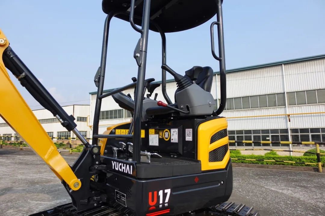 Yuchai U17 Zero Swing Tail Mini Excavator for Landscaping Work with Japan Kubota Engine and Low Fuel Consumption