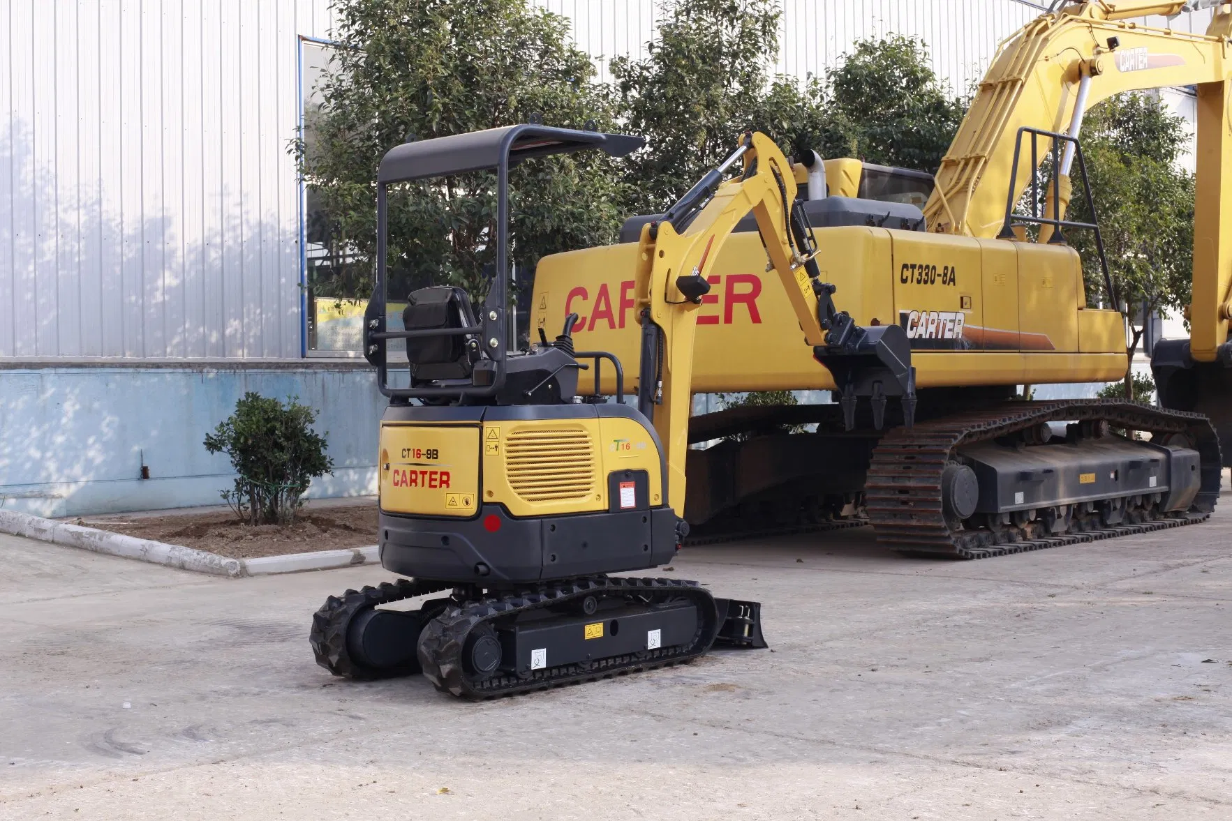 Versatile Mini Excavator with Retractable Chassis and Rubber Tracks