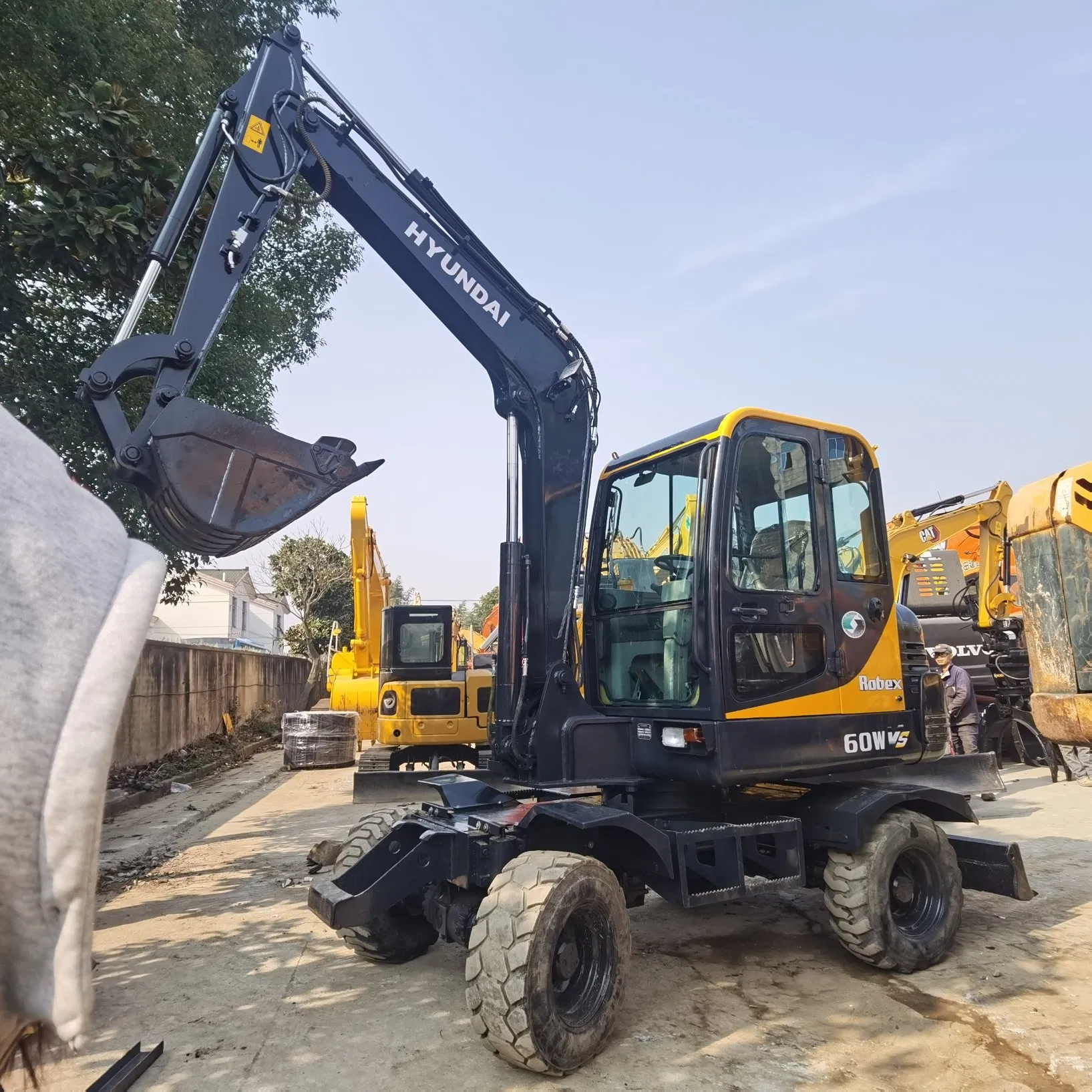 Used Hyundai Wheel Excavator Mini Wheeled Moving Digger R60W-7 Free Shipping for Sale