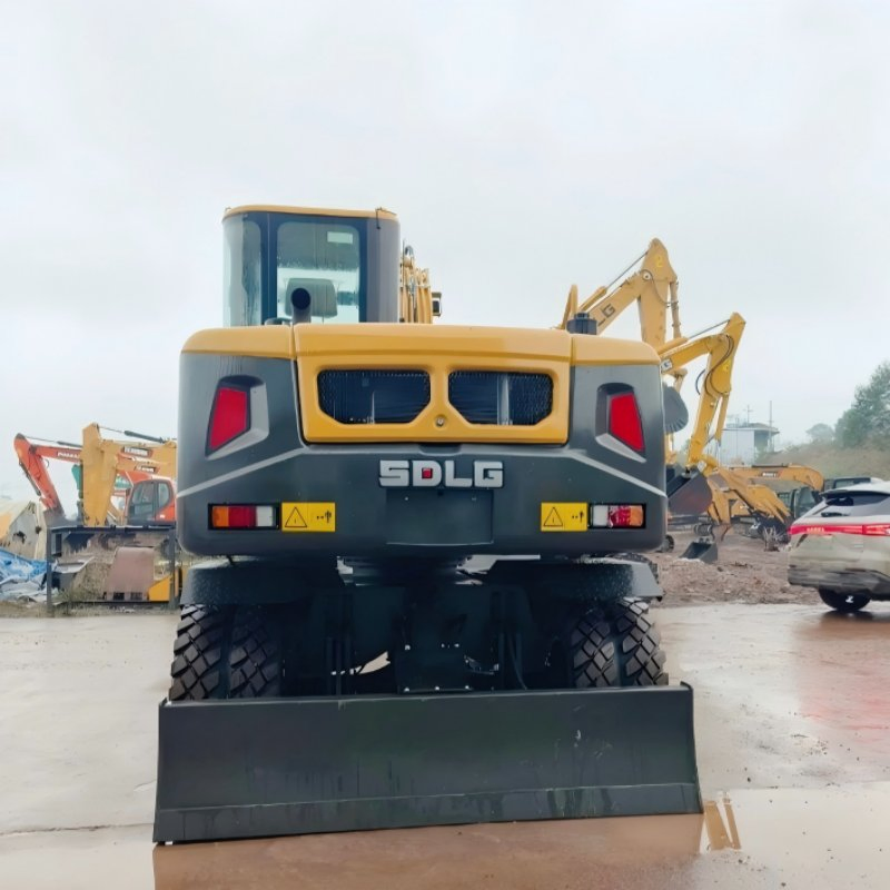 Used Ea775h Small Mini Wheeled Excavator and Mini Digger with 30km/H Speed 33kN Digging Force for Construction Site