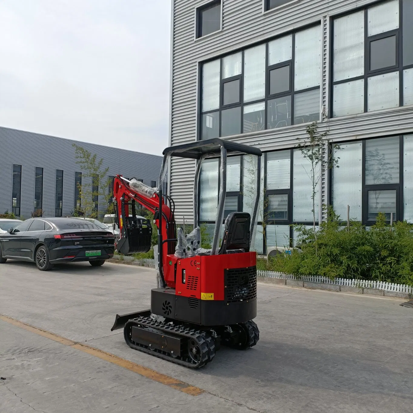 New Micro Hydraulic Excavator Mini Digging Machine with Thumb Bucket