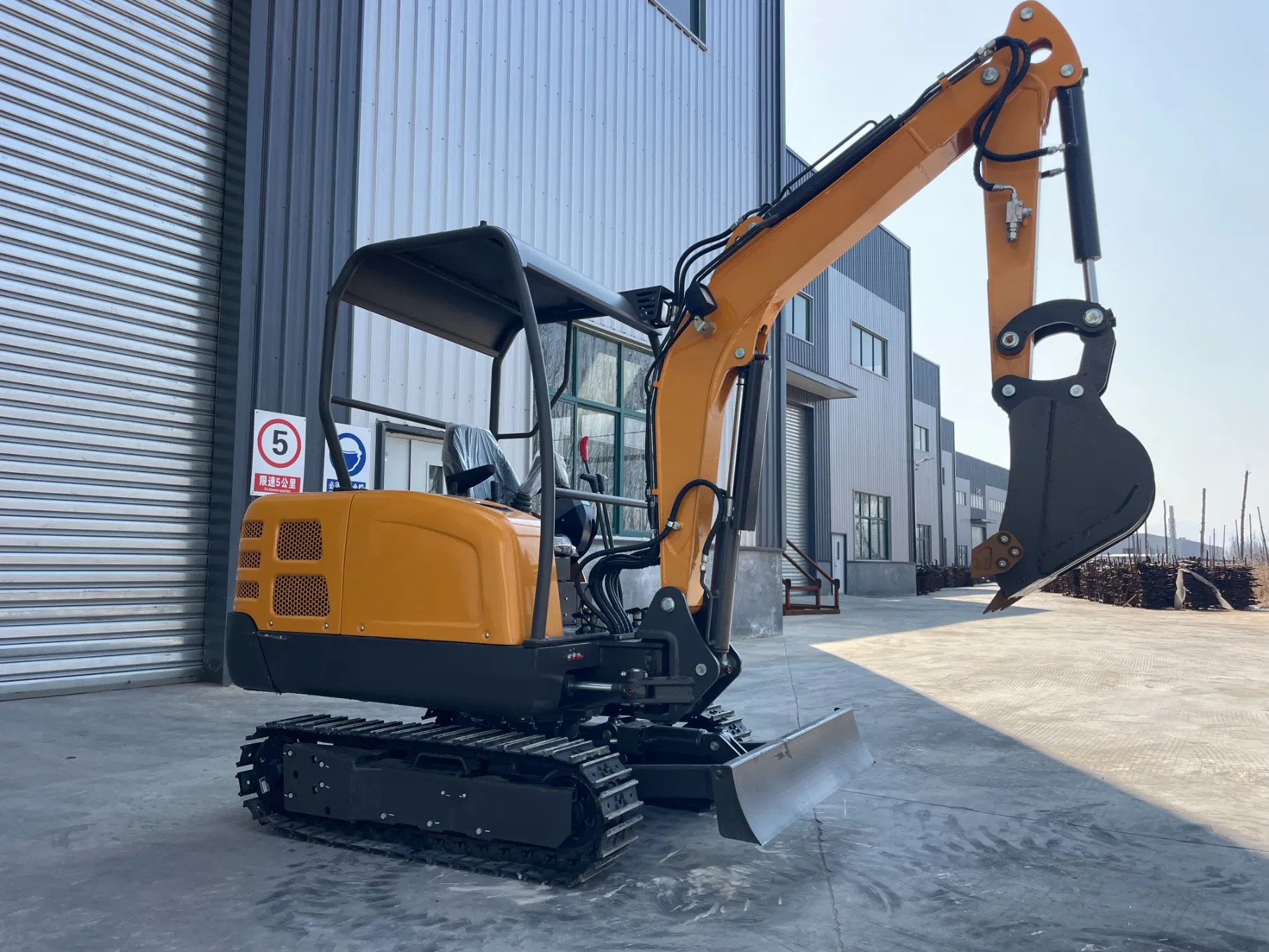 2.2 Ton Small Excavator - Zero Tail Swing Mini Excavator Crawler Excavator for Narrow Space Operation