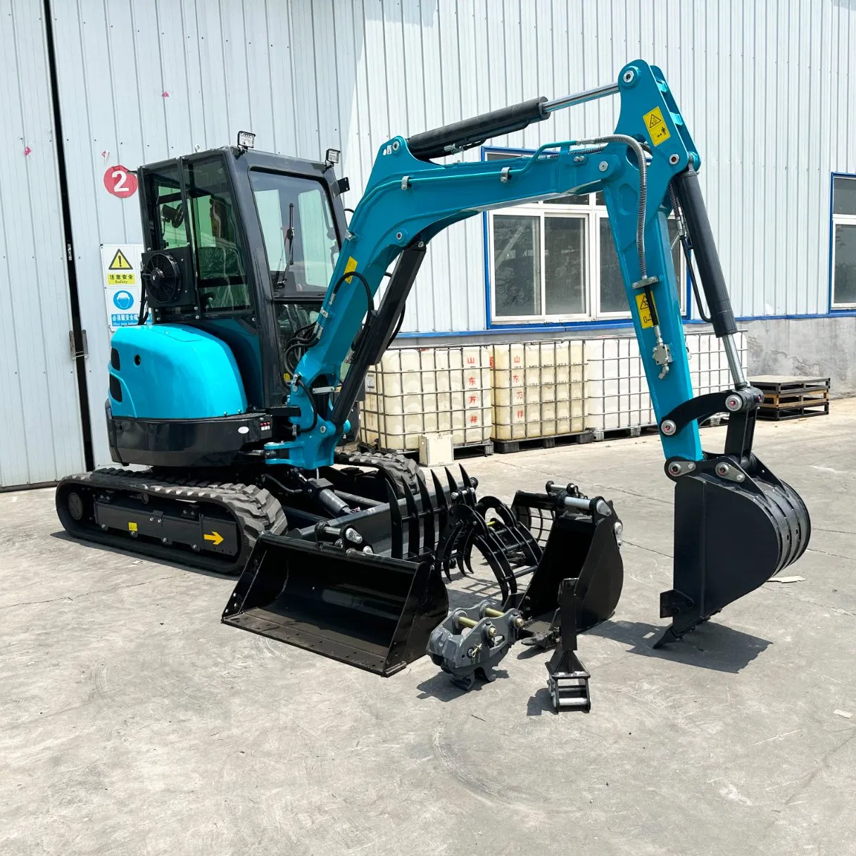 2.5 Ton Mini Excavator Uses Rubber Tracks Friendly Diesel Engines