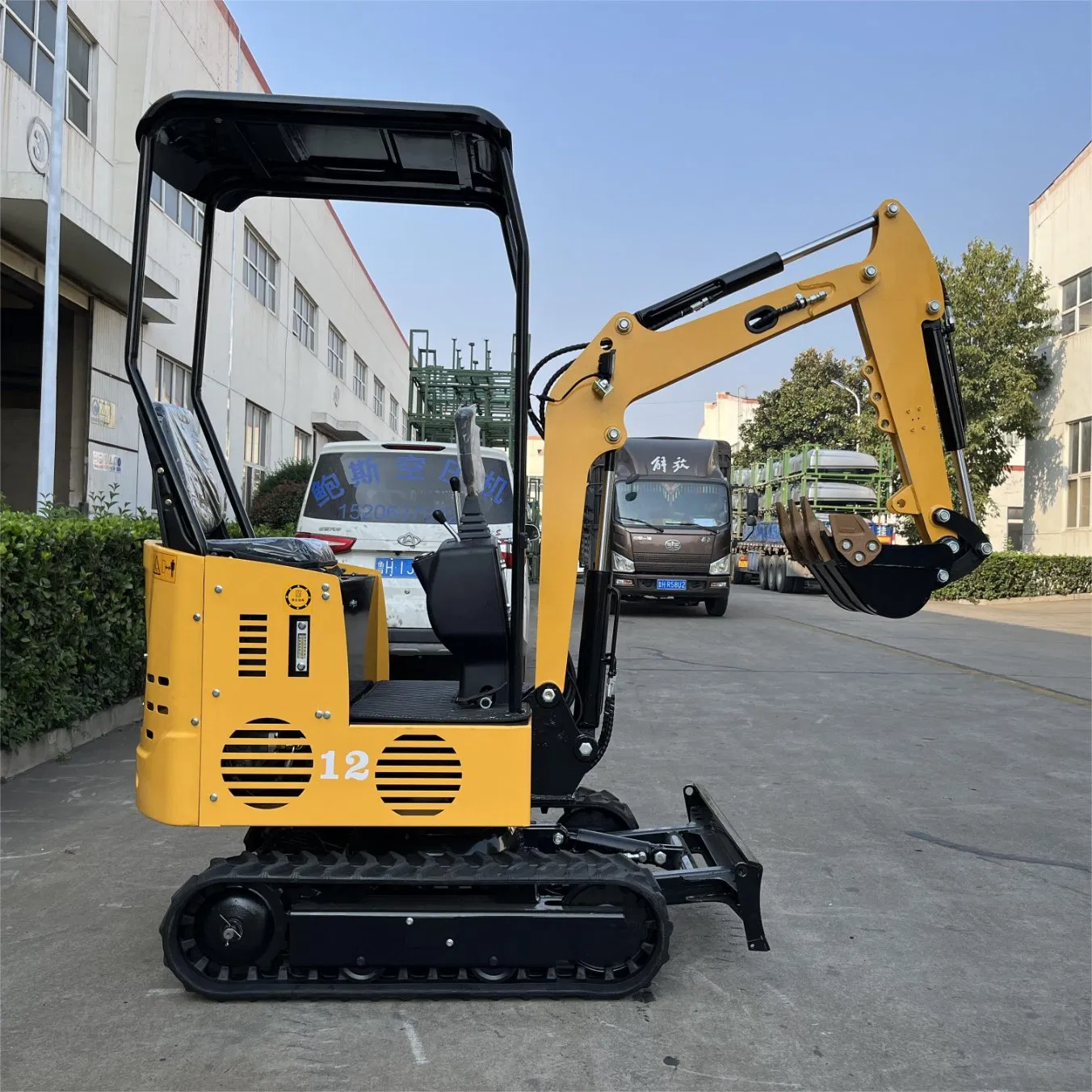 1 Ton Mini Excavator with Rubber Tracks and Multiple Buckets