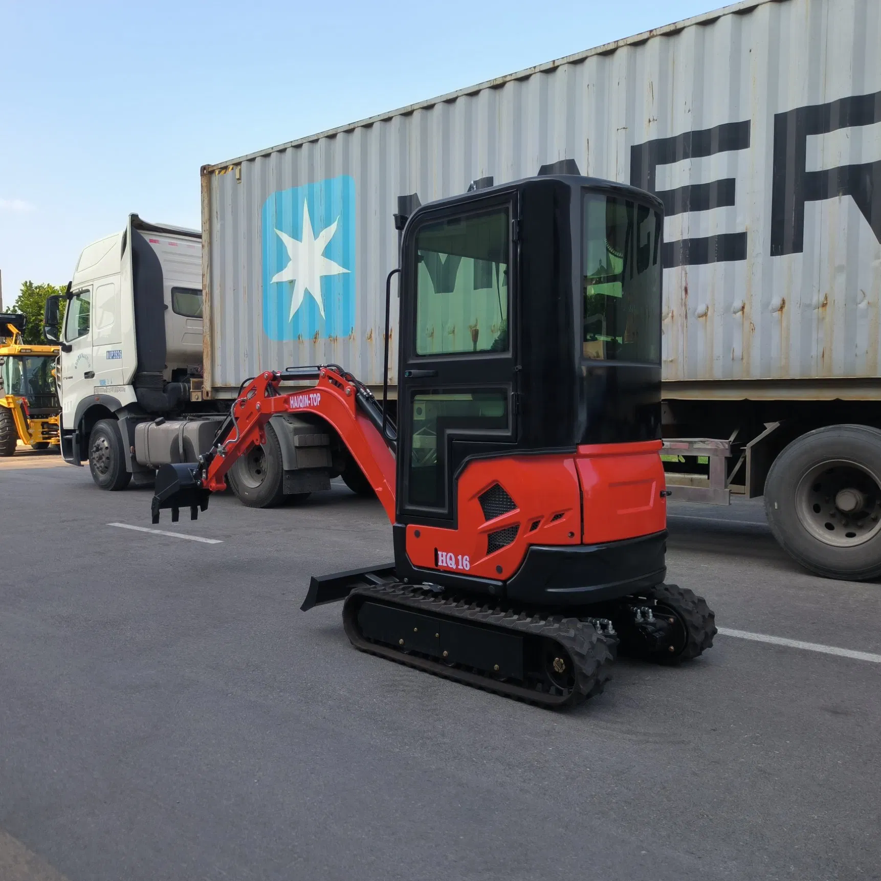 China Factory Selling (HQ16) with CE, Closed Cabin Nouman Mini Excavator