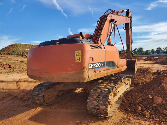 China Mini Digger Excavator with Cabin Sun-Proof Optional Attachments Bucket Auger Breaker for Sale