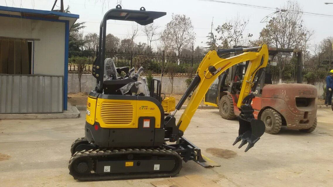 Versatile Mini Excavator with Retractable Chassis and Rubber Tracks