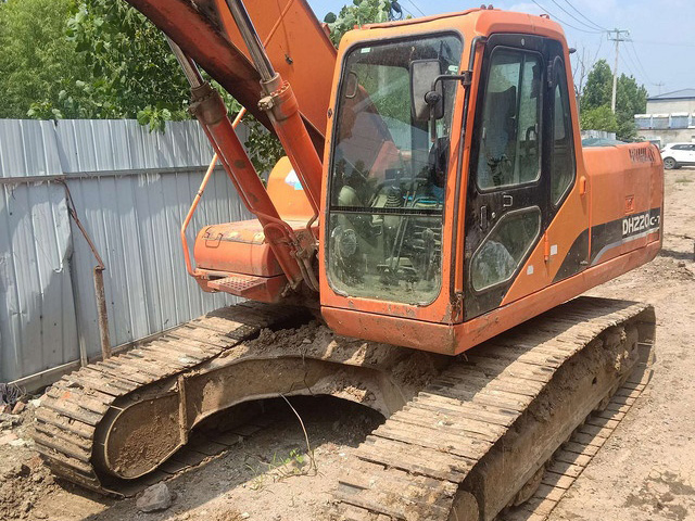 China Mini Digger Excavator with Cabin Sun-Proof Optional Attachments Bucket Auger Breaker for Sale