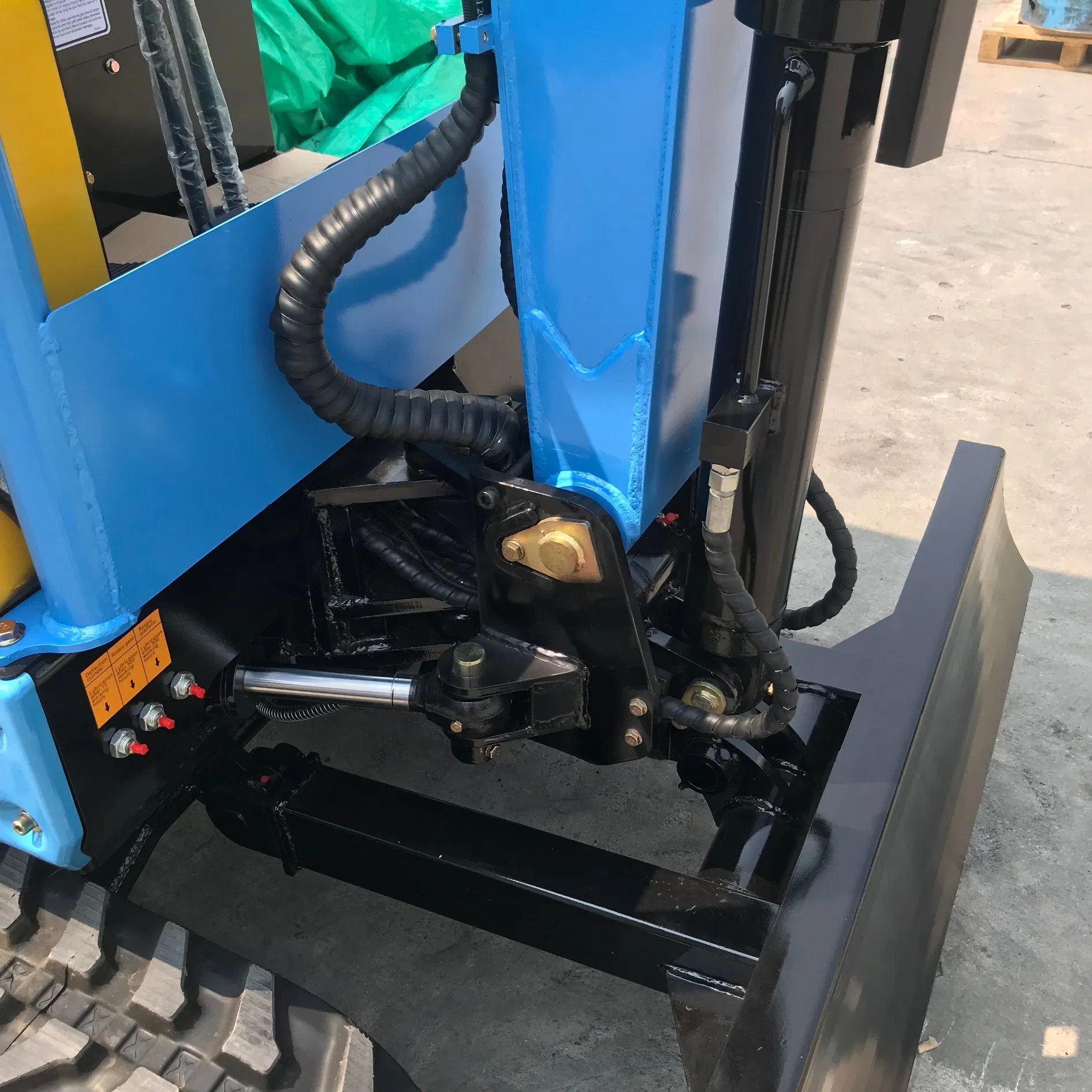 Retractable Tracks Reinforced Chassis Meeting Multi Scenario Needs 2.6 Ton Diesel Mini Excavator for Building Foundation Construction