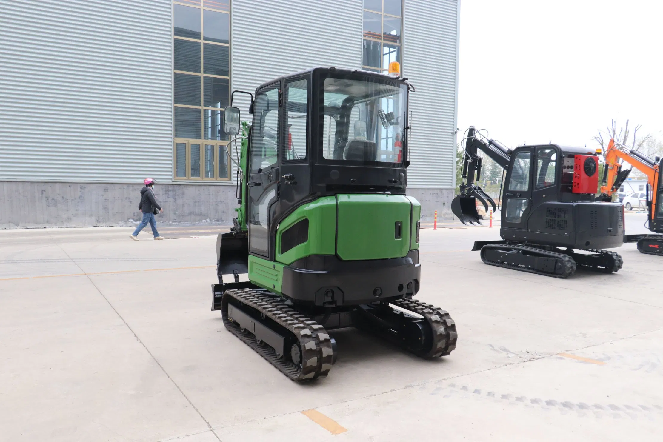 Compact 3 Ton Mini Crawler Excavator - Retractable Tracks for Narrow Spaces, Zero Tail Swing