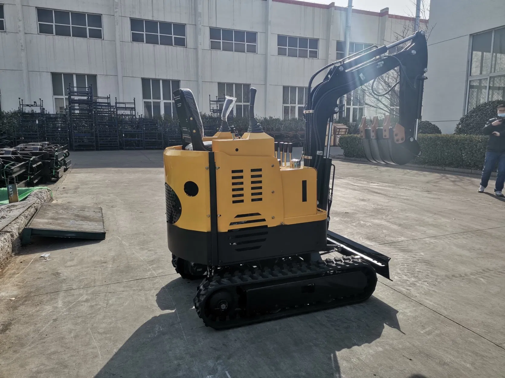 1.5t Mini Excavator/Mini Pelle/Miniescavatore with Boom Swing and Retractable Tracks