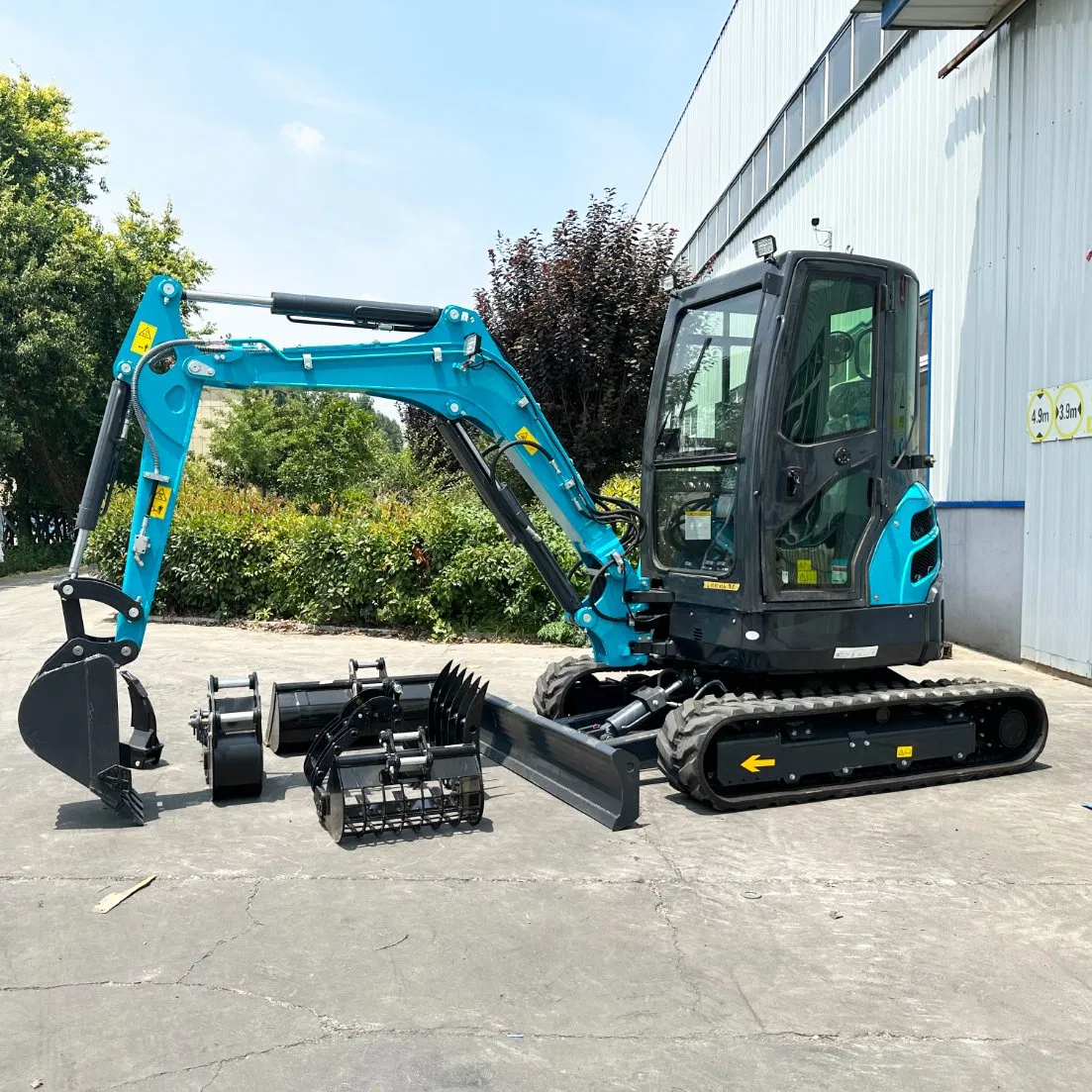 2.5 Ton Mini Excavator Uses Rubber Tracks Friendly Diesel Engines
