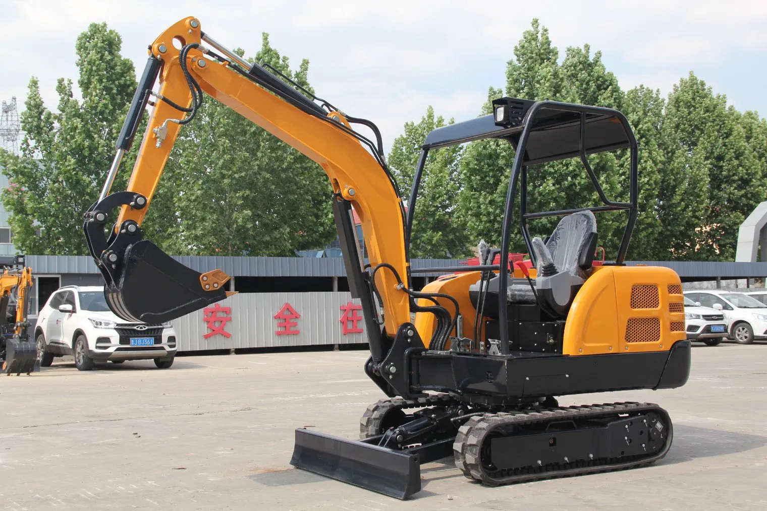 2.2 Ton Small Excavator - Zero Tail Swing Mini Excavator Crawler Excavator for Narrow Space Operation