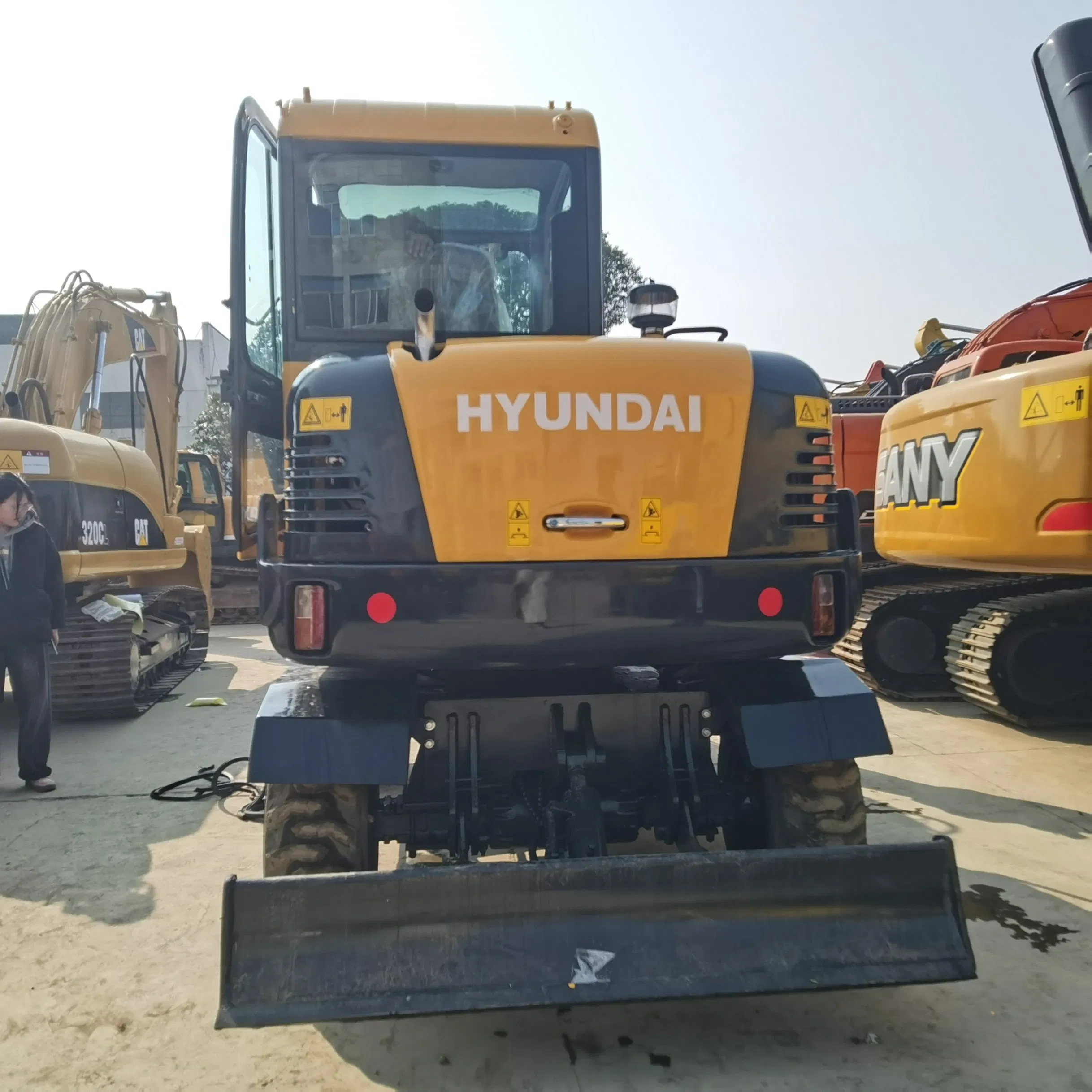 Used Hyundai Wheel Excavator Mini Wheeled Moving Digger R60W-7 Free Shipping for Sale