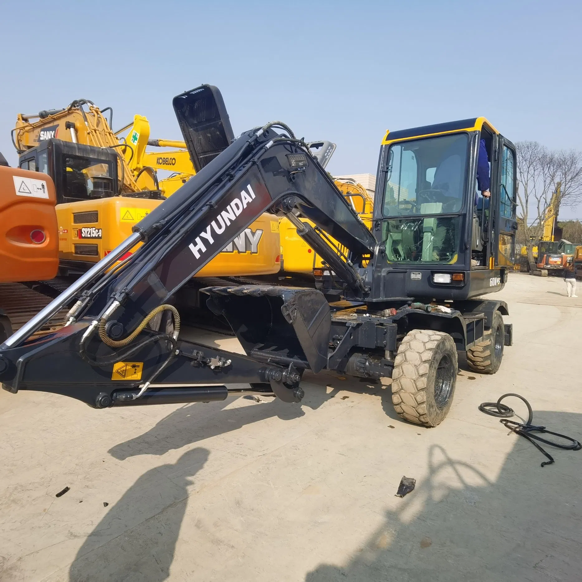 Used Hyundai Wheel Excavator Mini Wheeled Moving Digger R60W-7 Free Shipping for Sale