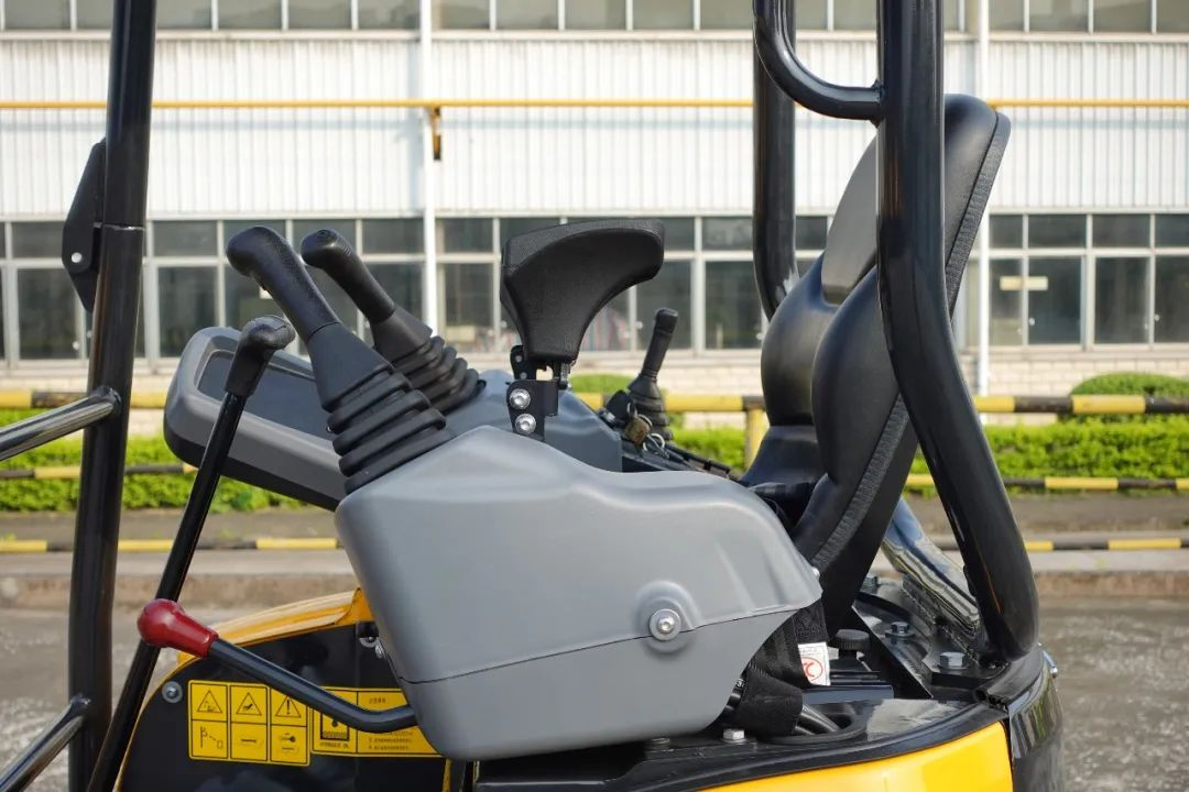 Yuchai U17 Zero Swing Tail Mini Excavator for Landscaping Work with Japan Kubota Engine and Low Fuel Consumption