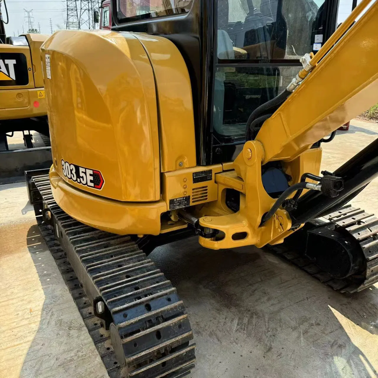 Factory Price Mini Used Cat 303.5e Excavator Cat 303.5 Mini Excavators Second Hand Machine Cat303.5 303.5 303 304 305 Zero Tail Digger with Side Swing Boom