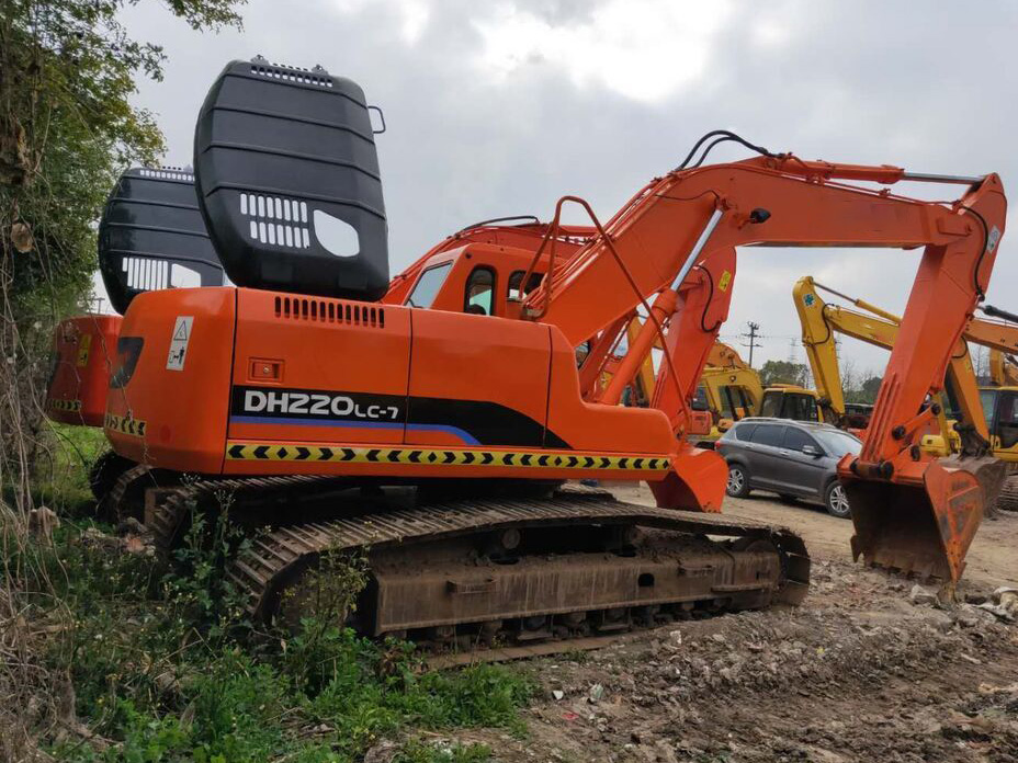 China Mini Digger Excavator with Cabin Sun-Proof Optional Attachments Bucket Auger Breaker for Sale
