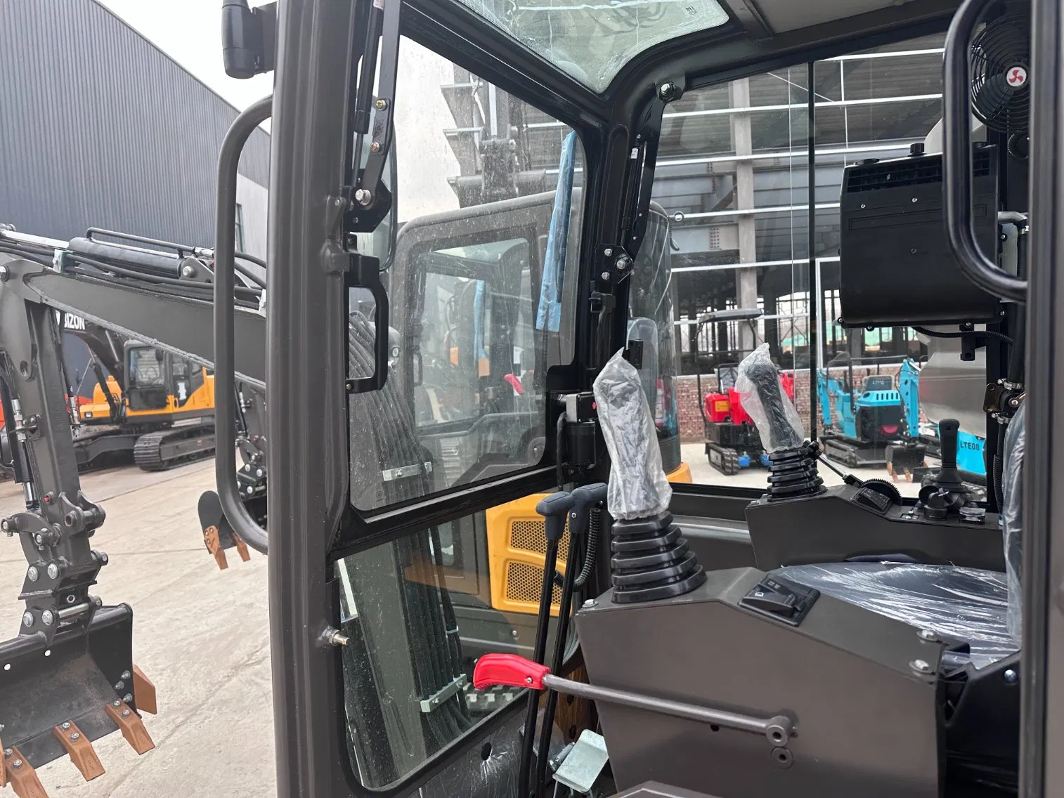 Mini Digger CE/EPA Compact Mini Excavators 1.5 Ton with Hydraulic Thumb Hammer and Bucket