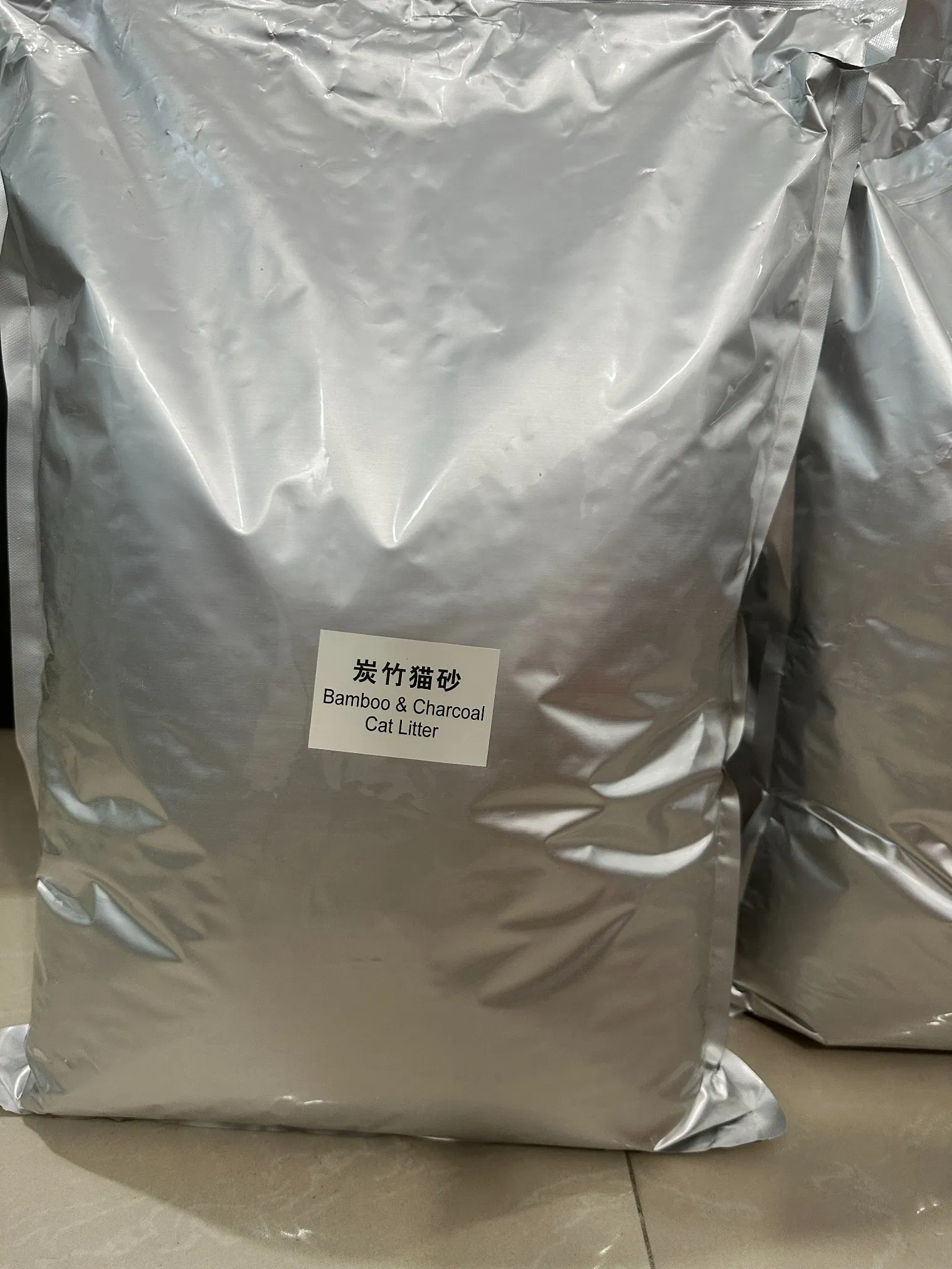 Areia para Gato de Carvão Ativado em Forma de Cilindro de Fibra Altamente Absorvente e Agregante em ISO9001/HACCP Aprovada Custo Competitivo para Exportação para os EUA, Canadá, Japão