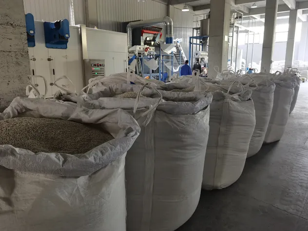 Areia para gatos clumping feita de amido de tapioca natural, ecológica e flushable