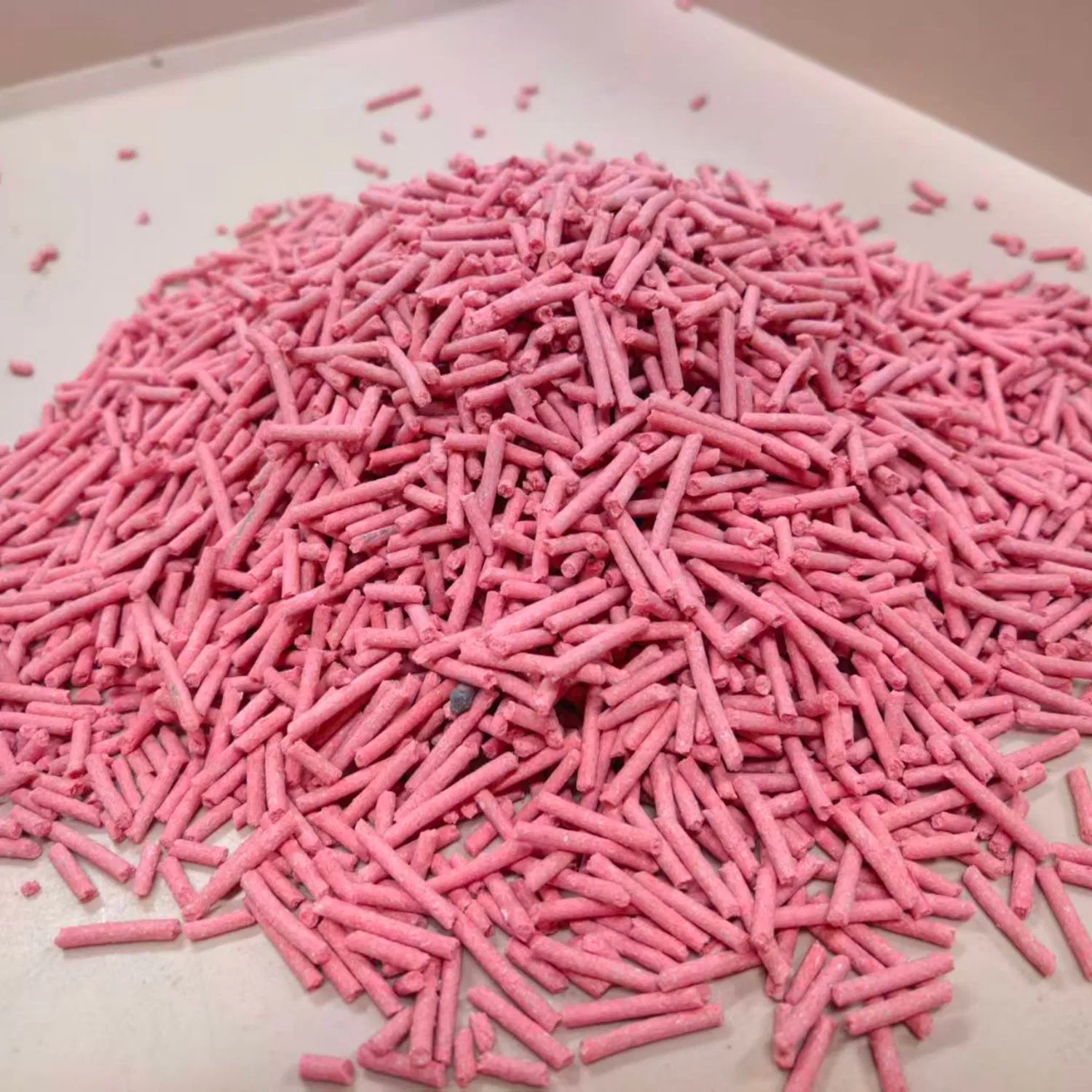 Areia para Gato de Tofu de Pêssego Hipoalergênica Feita de Recursos Naturais Renováveis com Formação Instantânea de Grumos Design Leve e Fácil de Remover com Conforto Suave para as Patas