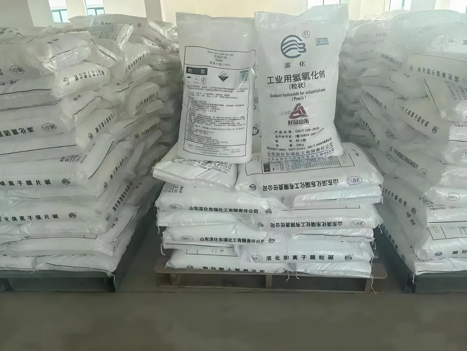 Perolas de Soda Cáustica 99% Pellets de Hidróxido de Sódio Industrial CAS 1310-73-2 para Fabricação de Sabão e Tratamento de Água