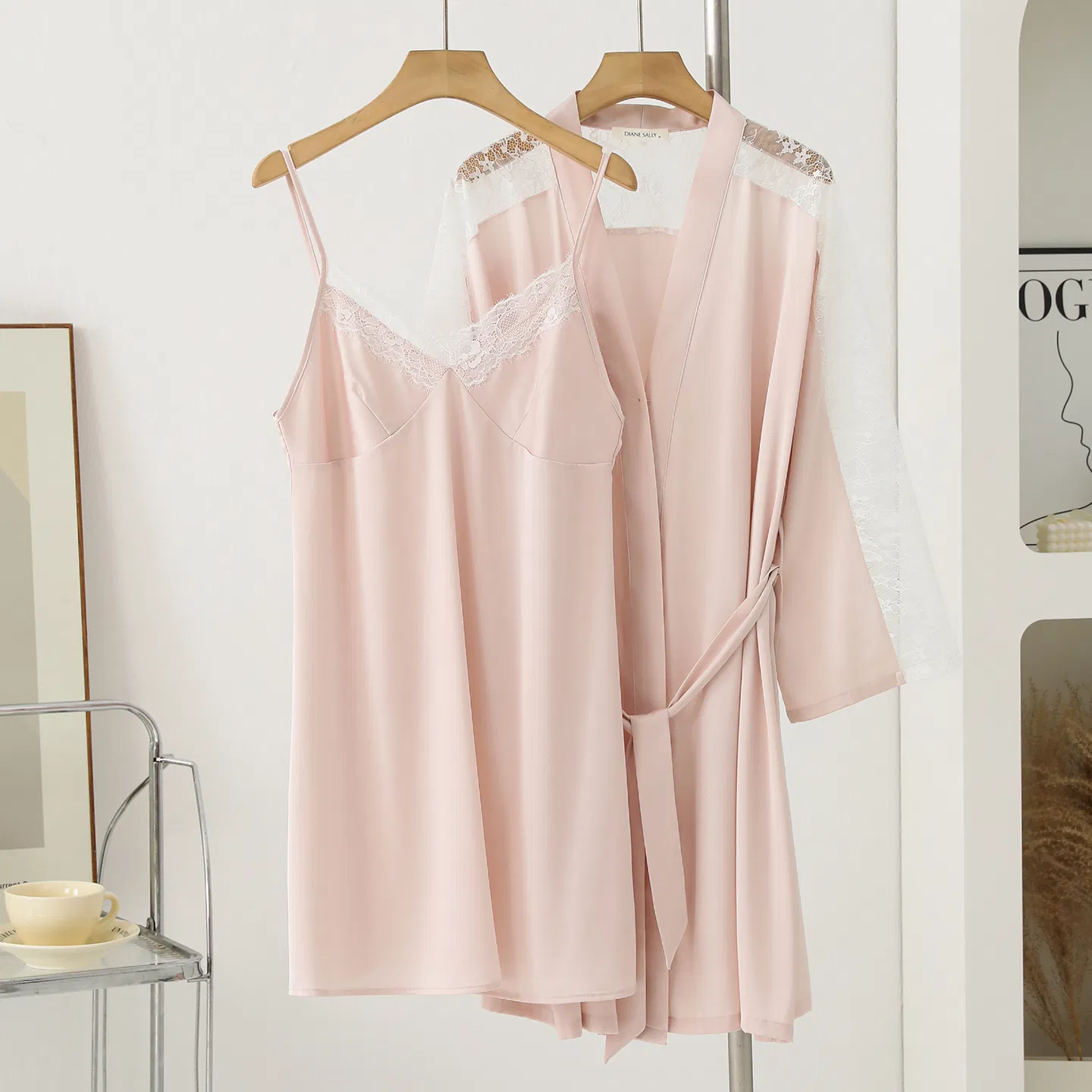 Pijamas de seda con encaje y escote en V cómodos y sexys para mujeres elegantes