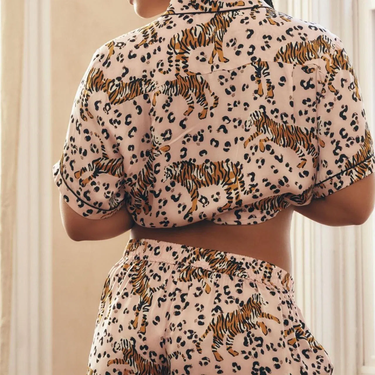 Nuevo artículo caliente conjunto de pijama de impresión digital de frente abierto con mangas cortas y pantalones cortos para mujeres
