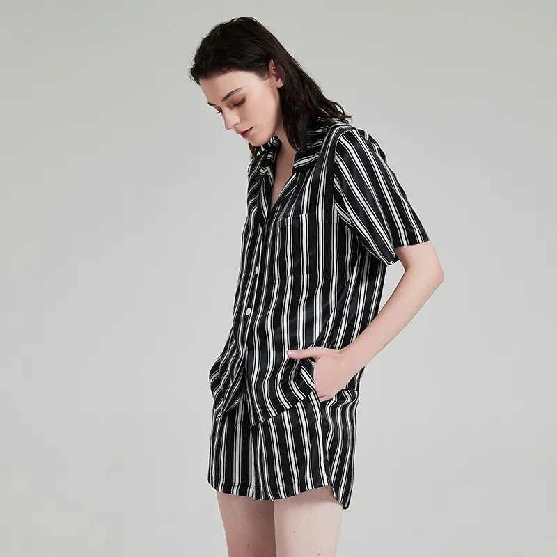 Pijamas de lujo cortos de seda para mujeres con cuello notch y rayas verticales