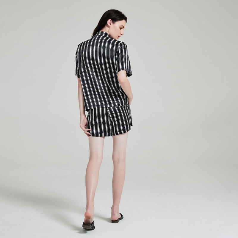 Pijamas de lujo cortos de seda para mujeres con cuello notch y rayas verticales