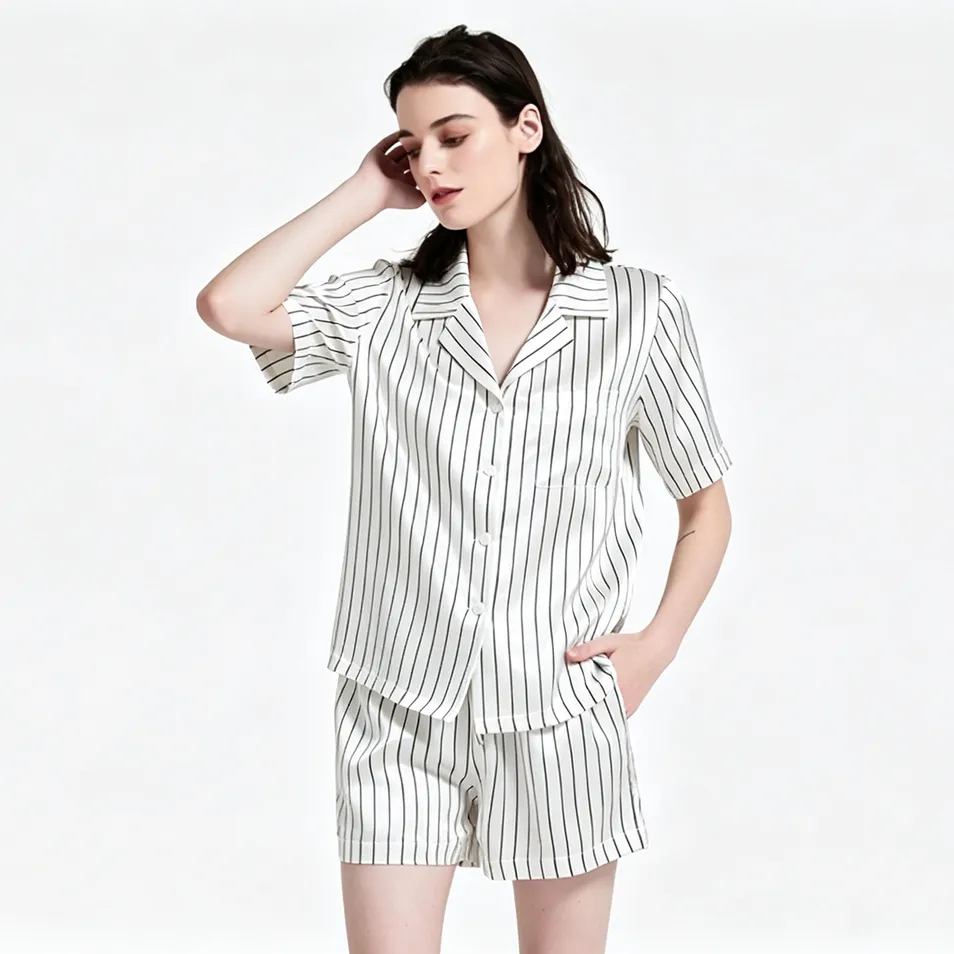Pijamas de lujo cortos de seda para mujeres con cuello notch y rayas verticales