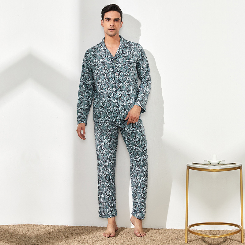 Pijamas impresos y bordados para hombres en casa