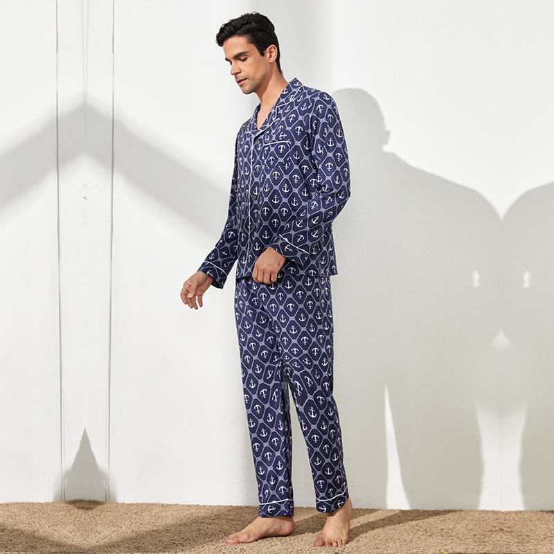 Pijamas impresos y bordados para hombres en casa